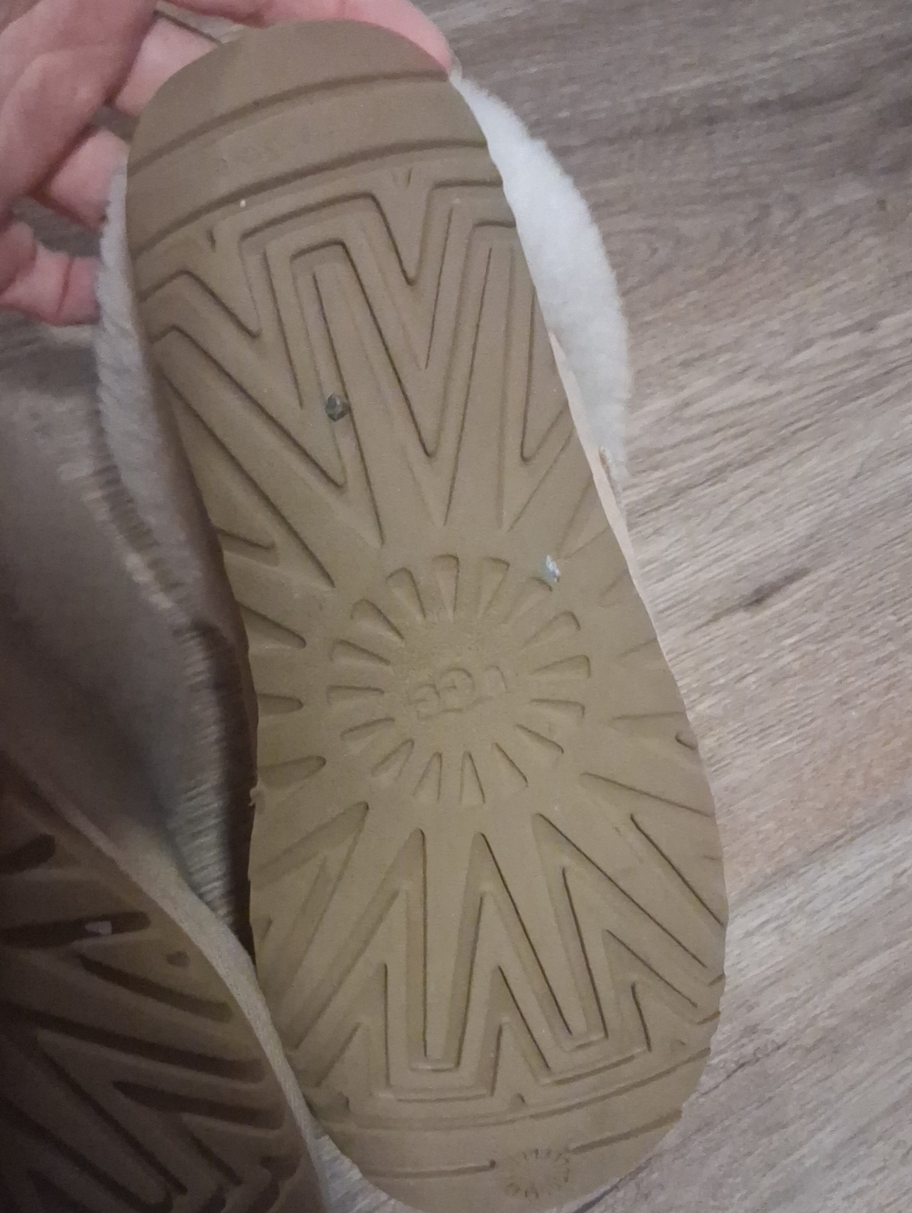 8.5 UGG Shearling Cuff Slip-On Slippers in Beige - Picture 7 of 7